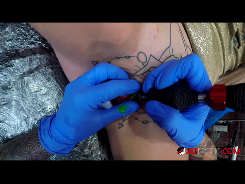 ❤️ Extrem tattooed Hottie Sully Savage krut en Tattoo op hirem Klitoris ❤ Fuckvideo bei eis lb.higlass.ru ❌❤